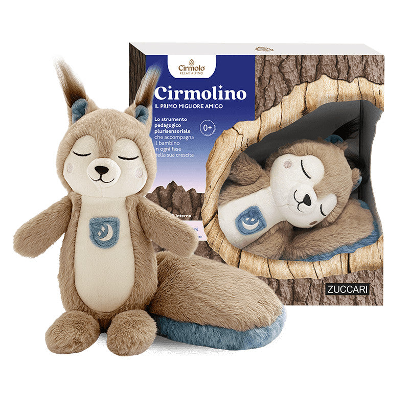 Cirmolino Kuscheltier in Eichhörnchenform vor der Geschenkbox in Baumstammoptik
