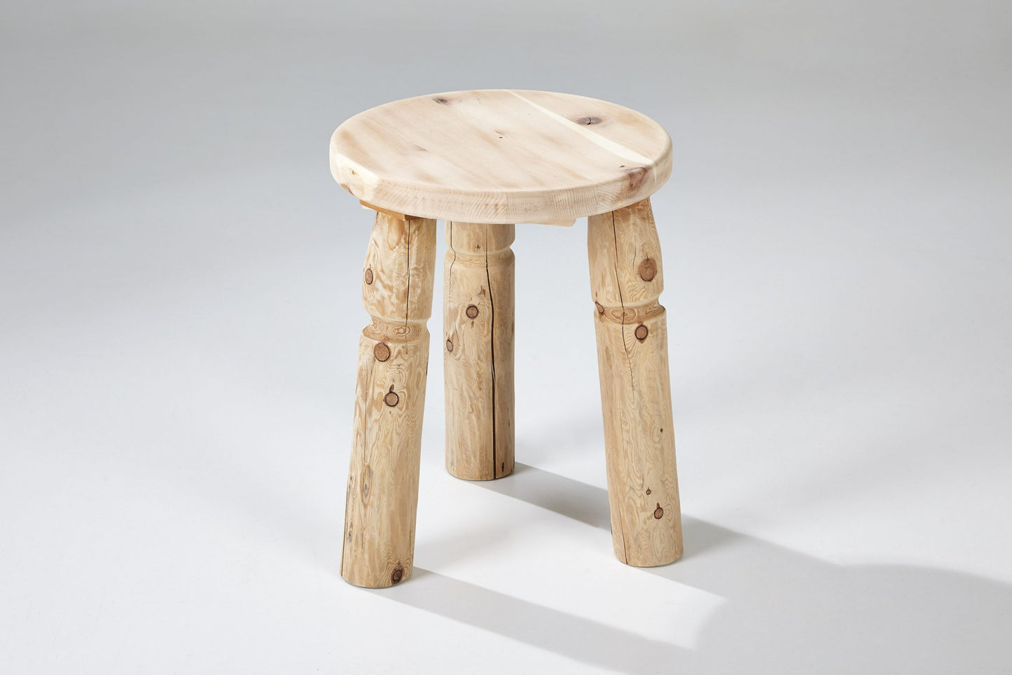 Dreibeinhocker aus Zirbenholz