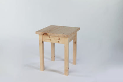 Hocker aus Zirbenholz