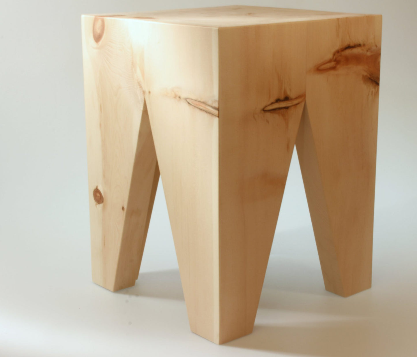 Zahnhocker aus Zirbenholz