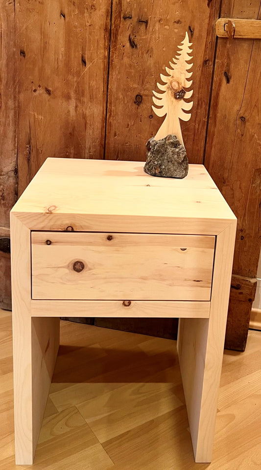 Nachttisch mit Schublade aus Zirbenholz