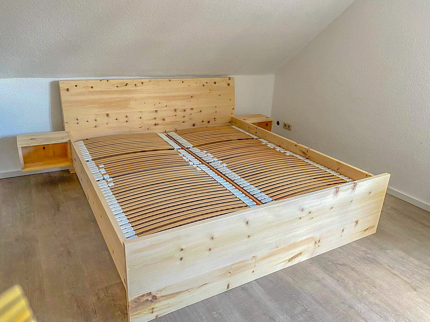 Zirbenbett mit Nachtkasten