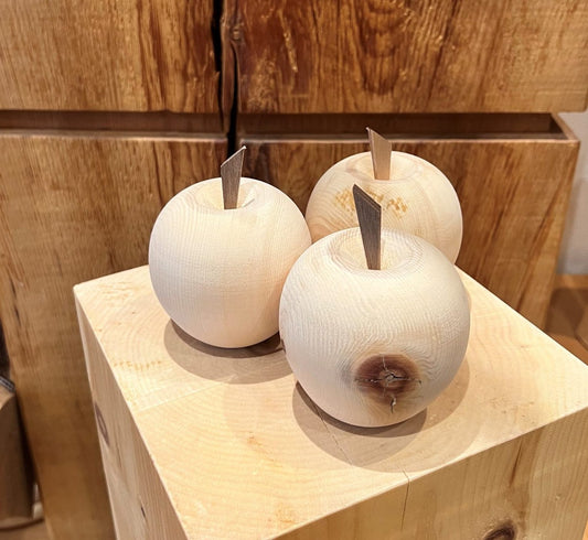 Apfel gedrechselt aus Zirbenholz