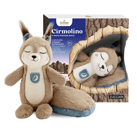 Cirmolino Kuscheltier in Eichhörnchenform vor der Geschenkbox in Baumstammoptik