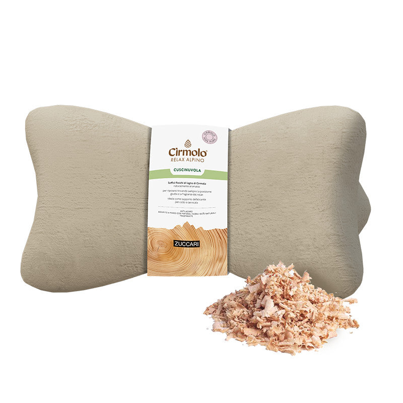 Cuscinuvola Nackenkissen aus der Linie Cirmolo Relax Alpino, daneben Zirbenspäne