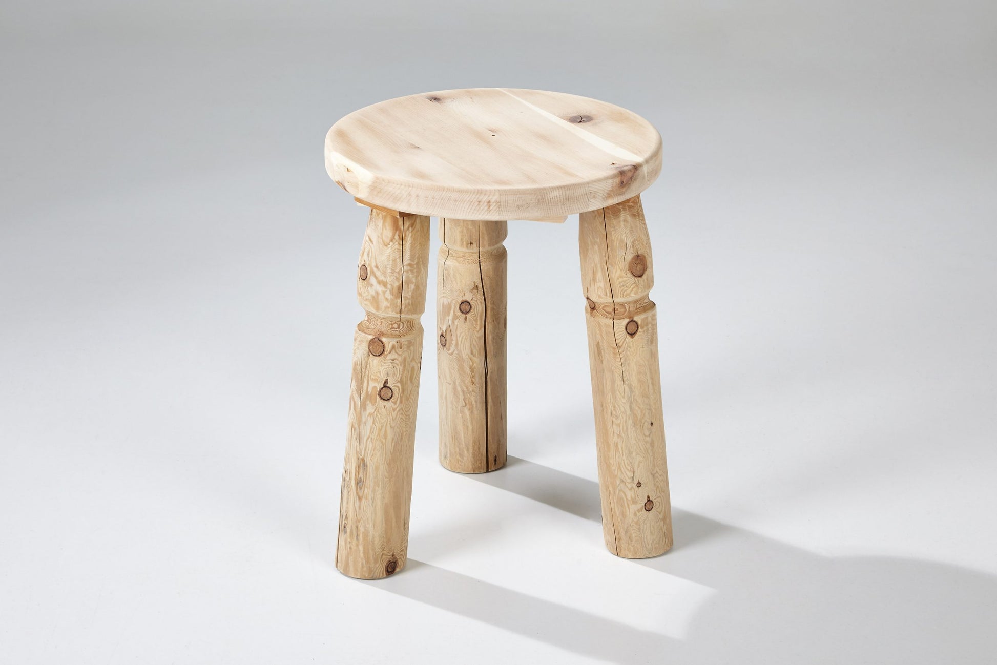 Dreibeinhocker aus Zirbenholz