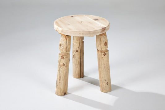 Dreibeinhocker aus Zirbenholz
