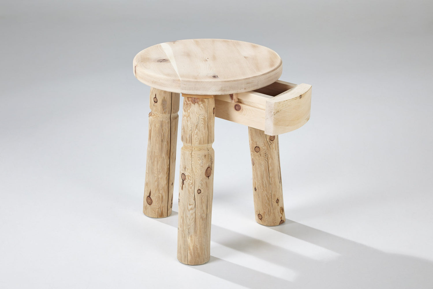 Dreibeinhocker mit Schublade aus Zirbenholz