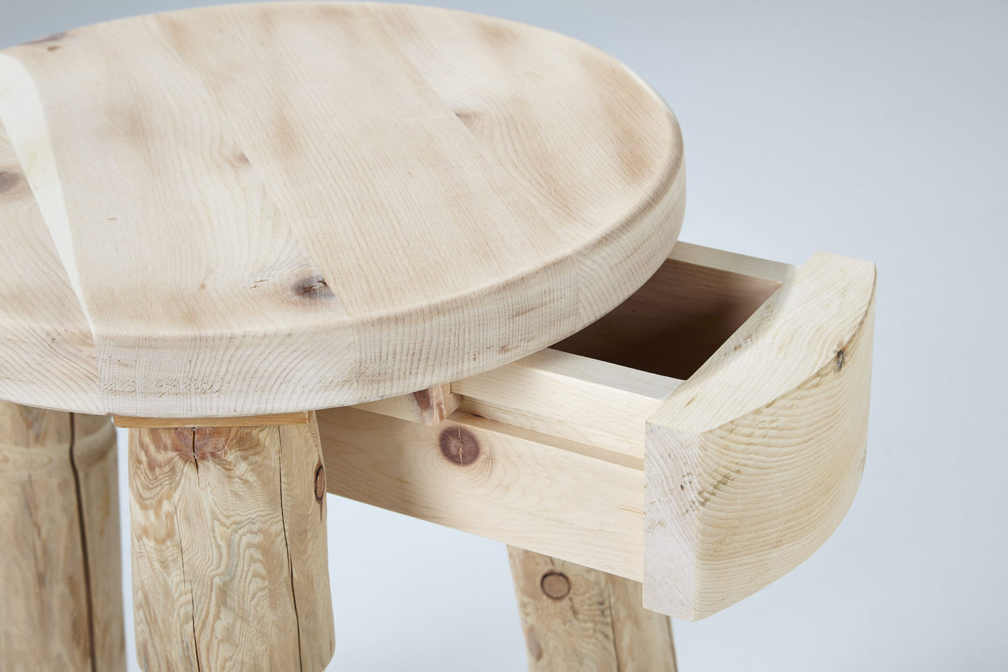 Dreibeinhocker mit Schublade